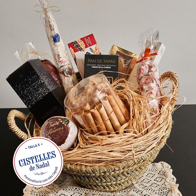 Ara que s'acosta Nadal, sorprèn als teus amb l'autèntic sabor de Xarcuteria Adrià. Encara no tens la cistella de Nadal? A la Xarcuteria Adrià t'oferim 3 opcions de Piscolabis amb diferents mides i preus. Escull la que més t'agradi o personalitza-la!

PICA I REPICA - TALLA S: La cistella més petita amb els dolços i les viandes de rigor per gaudir de les festes com cal. Entre 150-180€.  Troba la perfecta opció per a cada gust i preferència, encarregar-la és tan fàcil com trucar-nos al 93 201 02 50. 🎁📞 #NadalAmbSabor #RegalsGastronòmics
