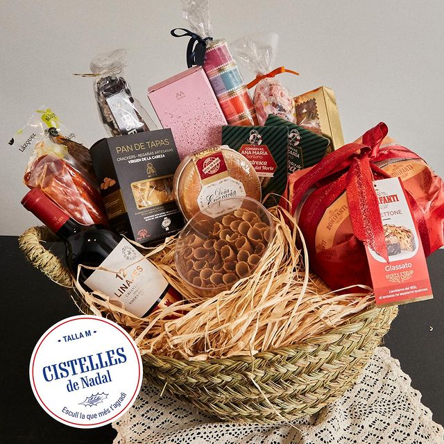 Regala un Piscolabis aquest Nadal. Perquè no hi ha res més nadalenc que una cistella plena a vessar amb les millors viandes. A la Xarcuteria Adrià t'oferim 3 opcions de Piscolabis amb diferents mides i preus. Escull la que més t'agradi o personalitza-la!

GRÀCIES PEL CONVIT - TALLA M: Una cistella mitjana amb exquisides delícies pensades per convertir qualsevol àpat en un banquet. Entre 270-300€.

Truca'ns al 93 201 02 50 i te l'encarregarem amb molt de gust. 🎁🍽️ #NadalGastronòmic #RegalaSabor